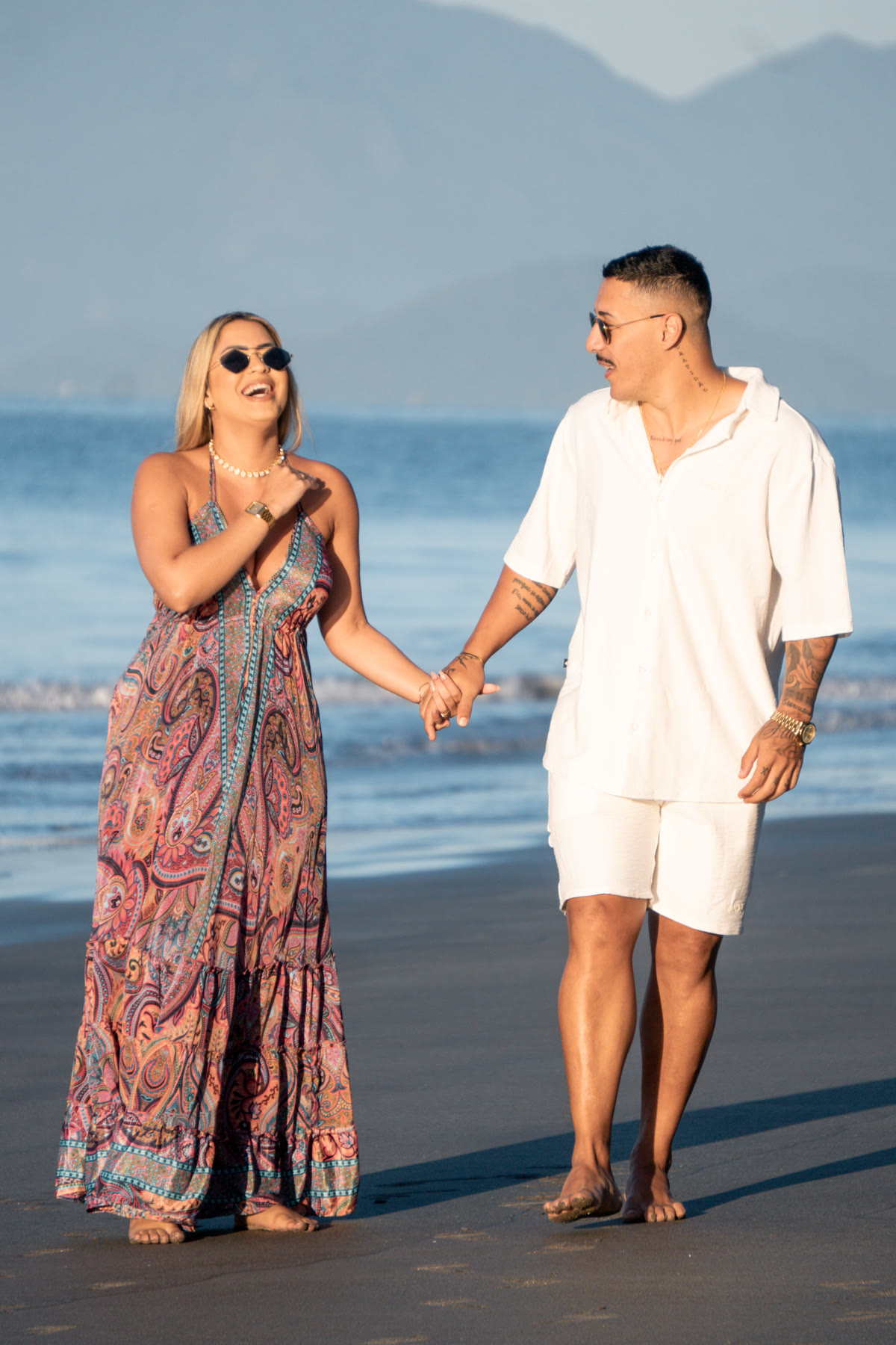 Casal na praia da Pousada da Praia